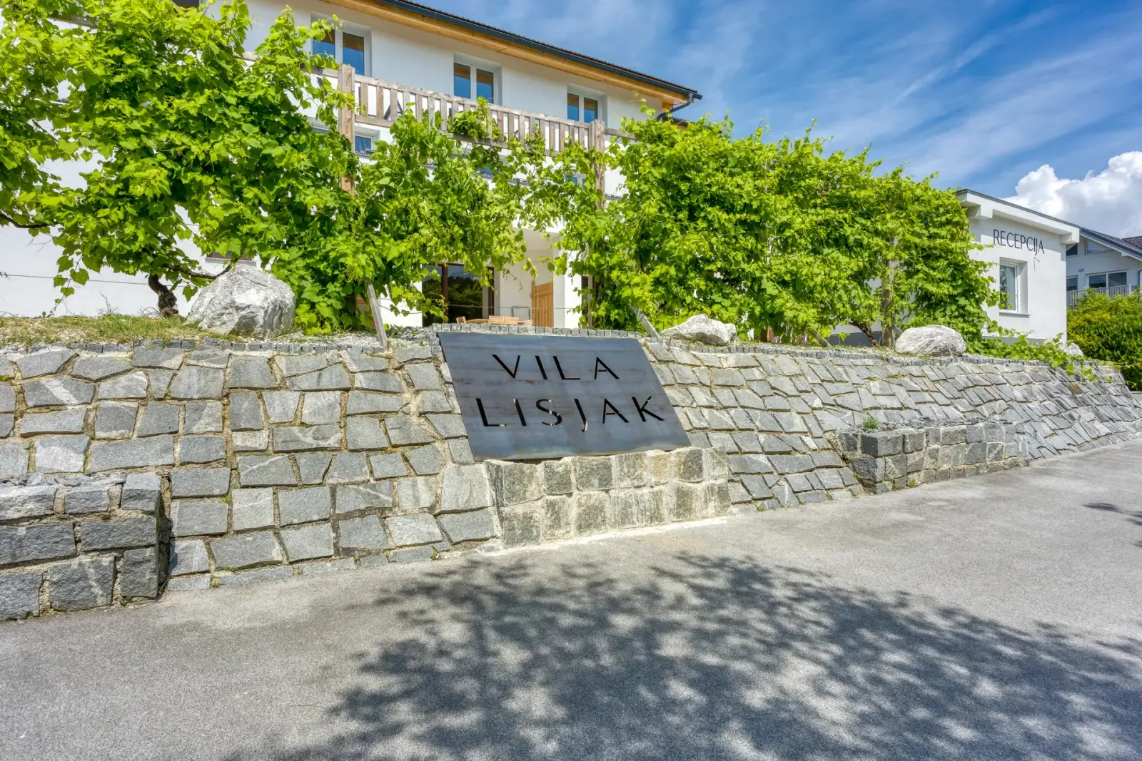 Vila Lisjak grounds